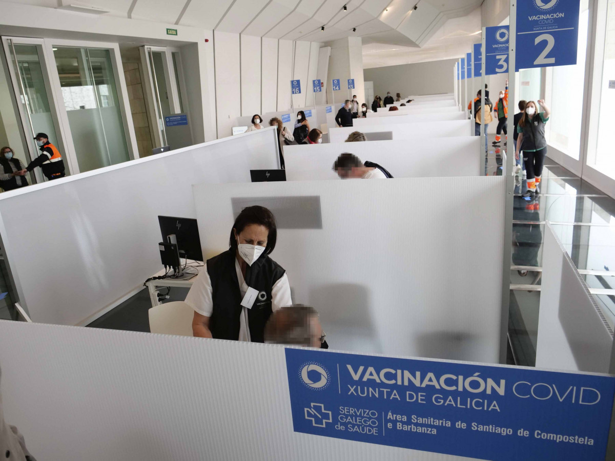Varias persoas reciben a primeira dose da vacina de AstraZeneca contra a Covid-19 na Cidade da Cultura de Santiago.