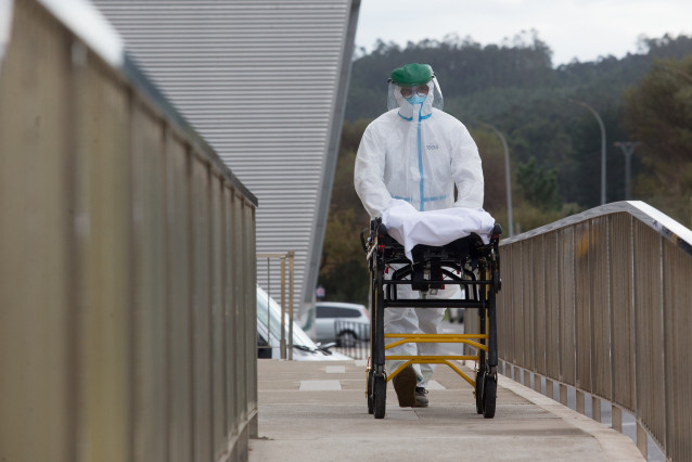 Arquivo - Un traballador sanitario totalmente protexido traslada unha padiola nas inmediacións da residencia de anciáns de San Cibrao onde se orixinou un brote de Covid-19, en San Cibrao, Lugo, Galicia, (España), ao 9 de novembro de 2020. No