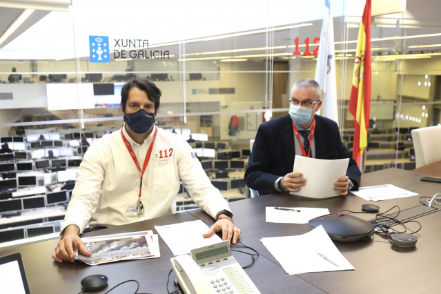 O director xeral de Interior e Emerxencias, Santiago Villanueva, e o xerente da Axega, Marcos Araújo, presentan a memoria anual do 112
