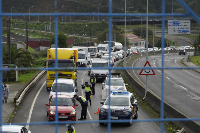 Arquivo - Varios axentes de Policía Nacional durante un control de mobilidade na parroquia do Castiñeiriño (Santiago de Compostela), na entrada e saída Santiago cara a Ourense, Galicia (España), ao 3 de novembro de 2020. A Xunta ordenou o venres