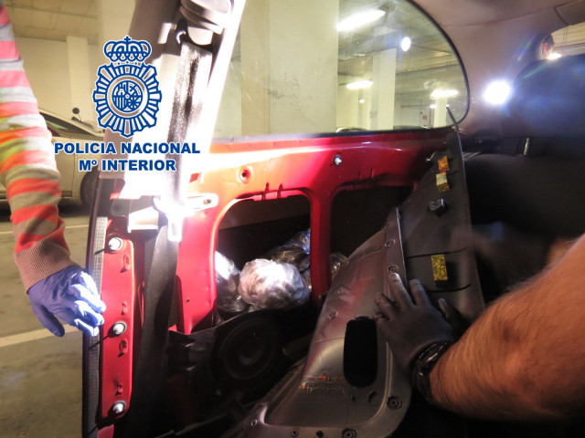 Vehículo interceptado á súa chegada a Vigo, desde o sur de España e no que se localizaron máis de 30 quilos de haxix, no marco dun operativo no que foron detidos un veciño da cidade e outro do Morrazo.