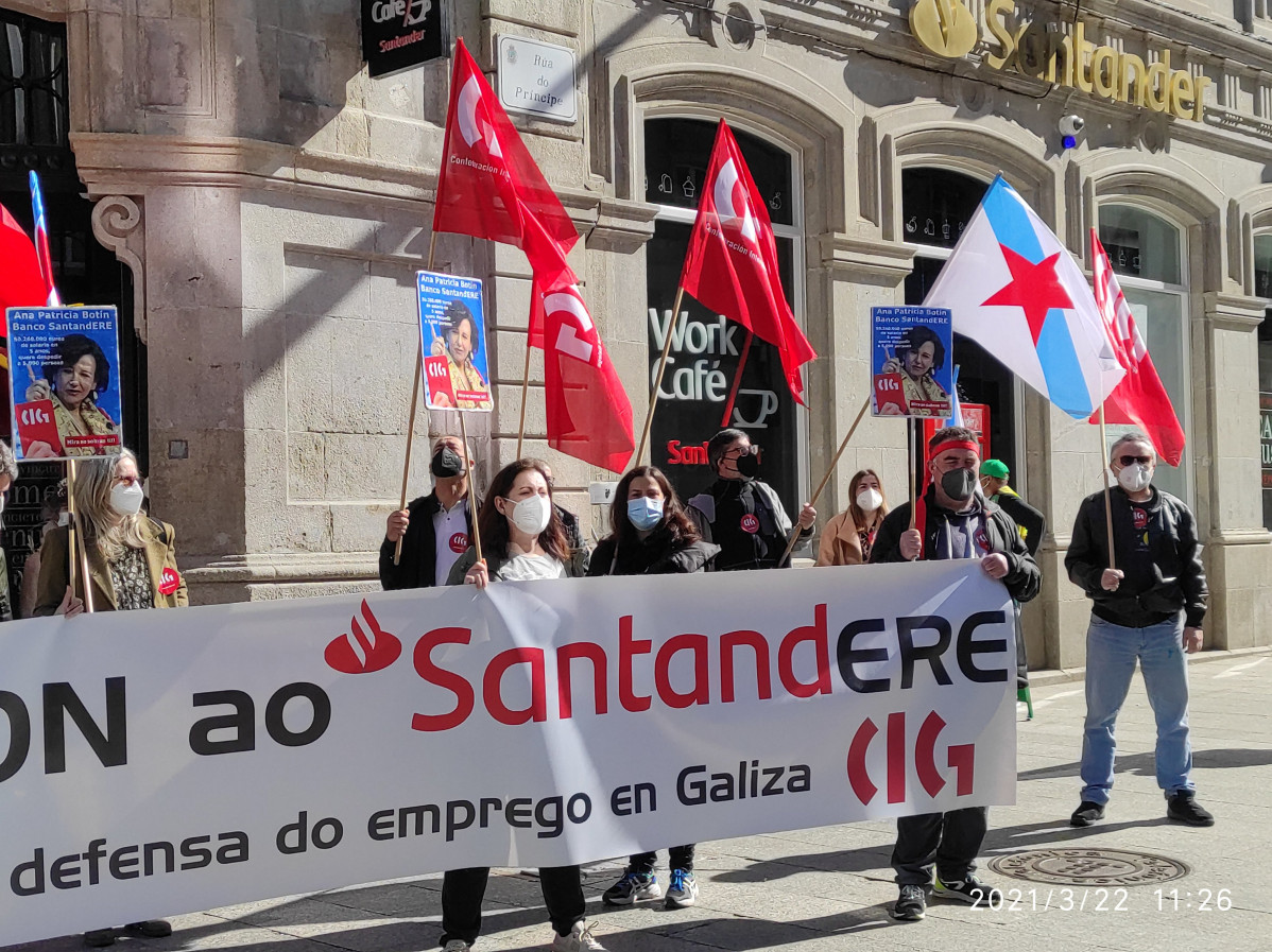 Protesta de traballadoras de Banco Santander fronte ao Work Cafe do Santander na Rúa Príncipe de Vigo nunha foto de CIG