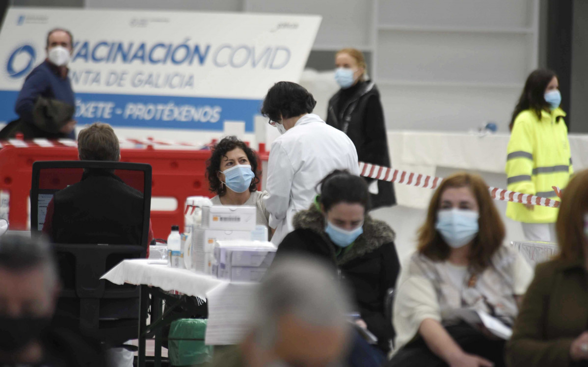Varias persoas esperar para ser vacinadas no Instituto Feiral de Vigo (Ifevi), en Pontevedra, Galicia (España), ao 13 de marzo de 2021. Un total de 4.400 persoas serán inmunizadas por un equipo 