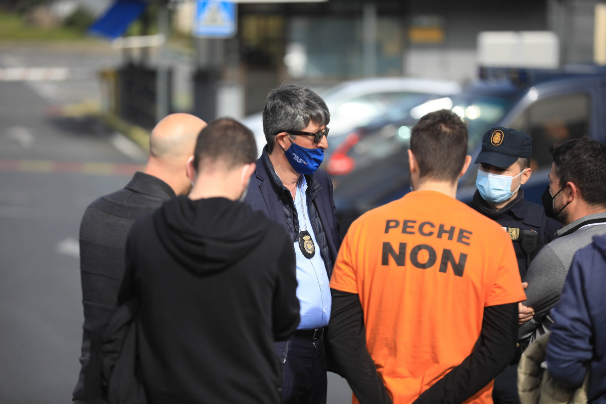 Varios axentes con traballadores nas inmediacións da fábrica de Alu Ibérica na Coruña no marco dun operativo policial