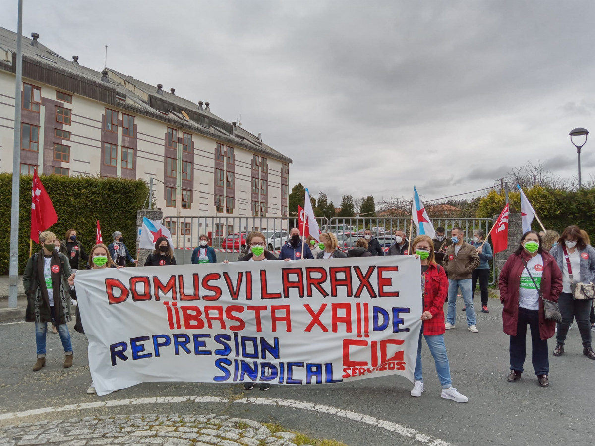 Traballadoras da residencia DomusVi Laraxe na protesta nunha foto de CIG