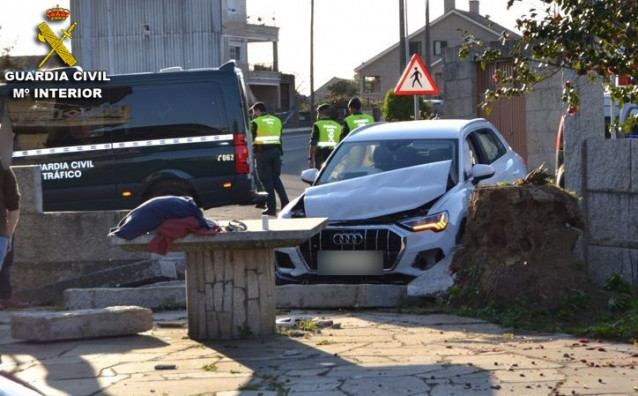 Accidente dun condutor novel ao tratar de evadir un control en Cambados (Pontevedra) .