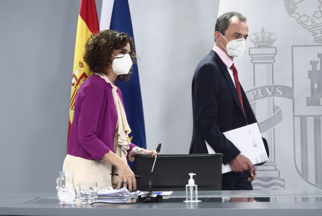 A ministra de Facenda e portavoz do Goberno, María Jesús Montero (i), e o ministro de Ciencia e Innovación, Pedro Duque (d), diríxense a ofrecer unha rolda de prensa tras o Consello de Ministros, na Moncloa, en Madrid (España), ao 30 de marzo de 20