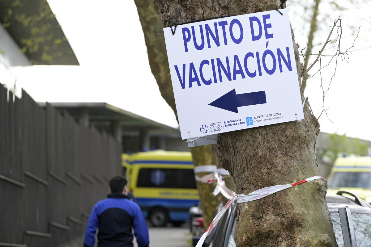 Indicacións para o punto de vacinación no Hospital Marítimo de Oza, na Coruña, Galicia (España), ao 24 de marzo de 2021. Galicia renova hoxe, do mesmo xeito que o resto das comunidades españo