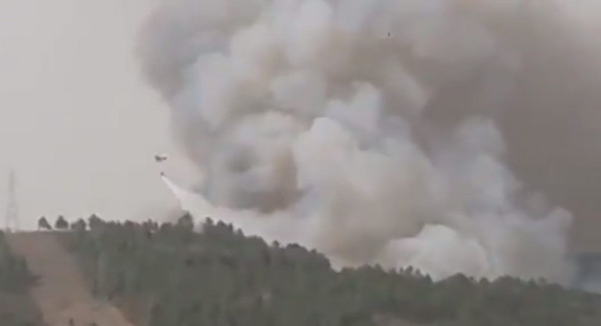 Helicoptero traballando no incendio de Monforte nunha captura de imaxe do vídeo do twitter de Furon53