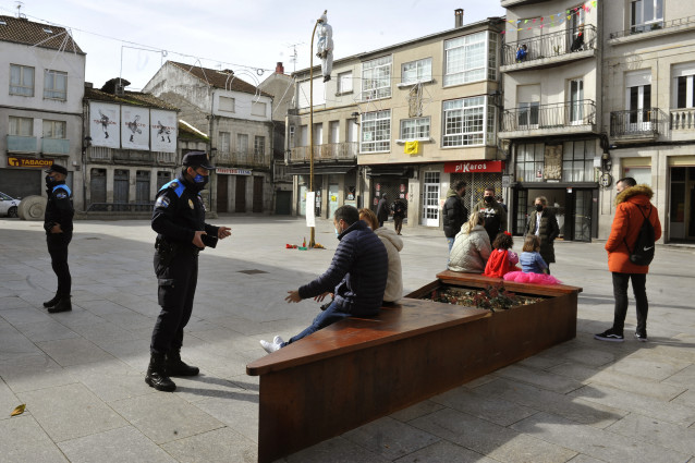 Arquivo - Axentes da Policía Local de Xinzo de Limia e veciños na praza Maior adornada co 