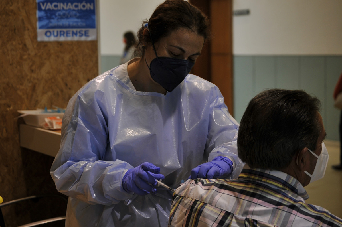 Unha sanitaria inxecta a un paciente a primeira dose da vacina AstraZeneca no recinto de Expourense, ao 6 de abril de 2021, en Ourense, Galicia (España)