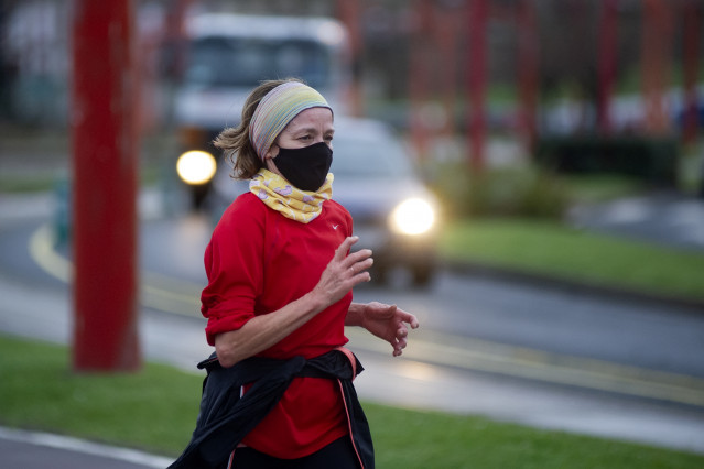 Arquivo - Unha persoa corre en solitario e con máscara un día despois da entrada en vigor da normativa que obriga aos deportistas para facer deporte ao aire libre con máscara.