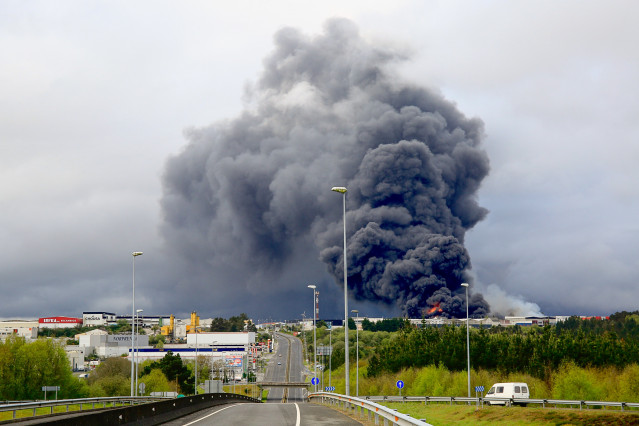 Lugo. Incendio en varias naves do Poligono Industrial de Ou CEAO.