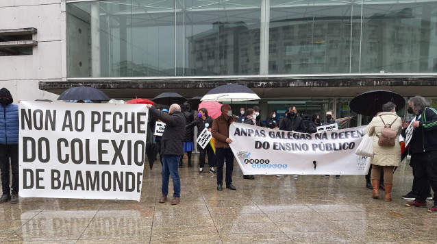 Proteta de pais en Lugo contra o peche do colexio de Baamonde