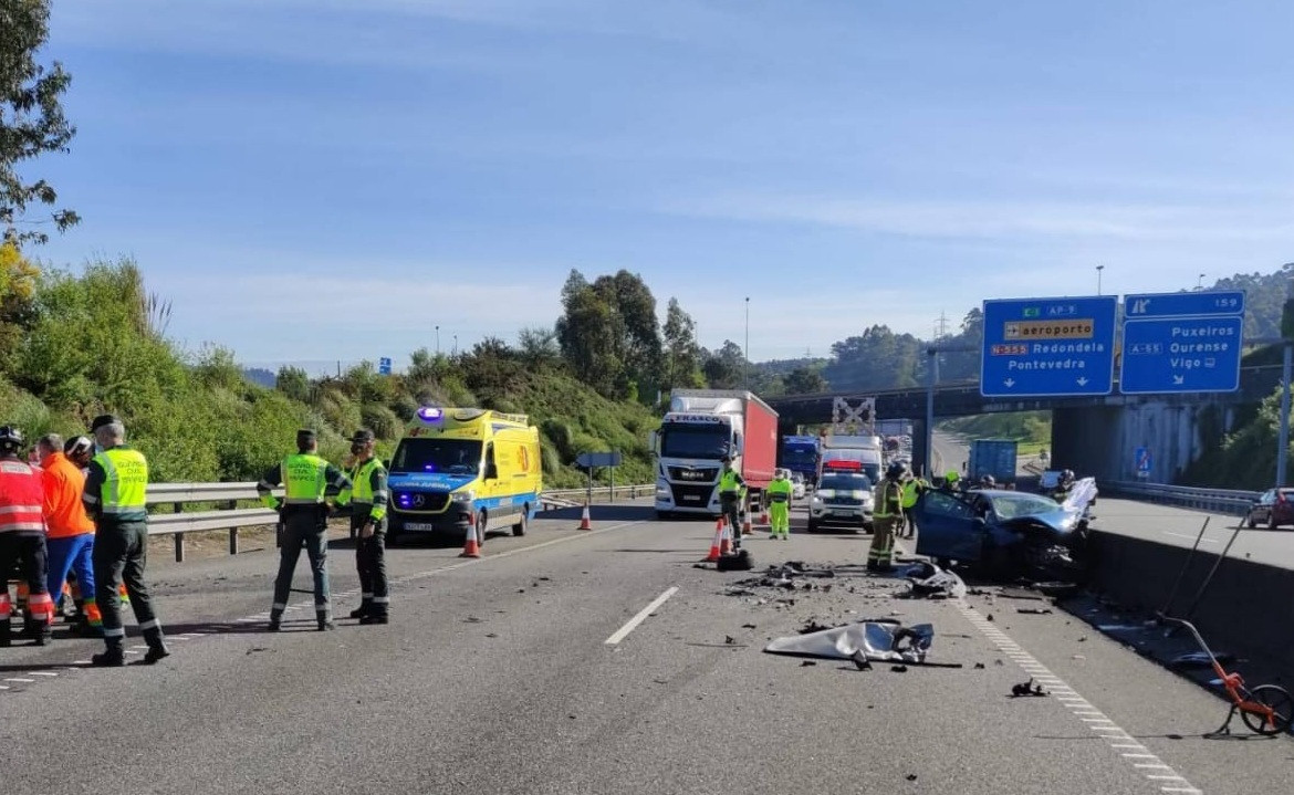 Accidente na AP-9, en Vigo, no que faleceu unha condutora de 75 anos de idade que accedeu á autoestrada en sentido contrario e chocou frontalmente contra outro coche, cuxos ocupantes resu