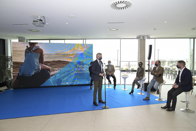 O vicepresidente primeiro da Xunta, Alfonso Rueda, presenta o bono turístico '#QuedamosenGalicia', xunto a outras autoridades, nun hotel de Oleiros (A Coruña)