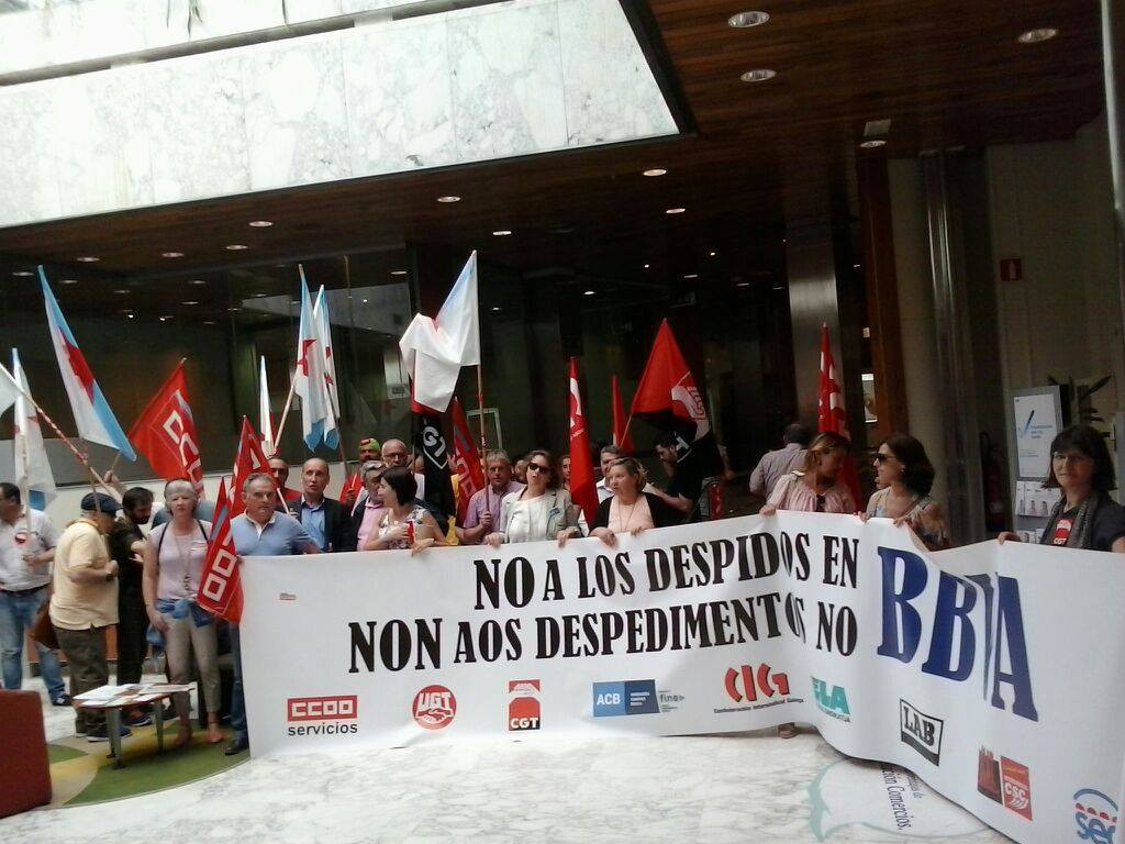 Unha pasada protesta de sindicalistas contra despedimentos de traballadores do BBVA
