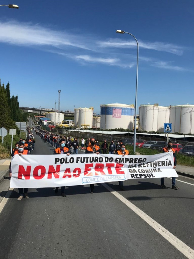 Manifestación de traballadores da refinería da Coruña en rexeitamento ao ERTE