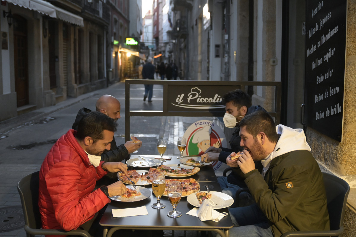 Unhas persoas ceando na terraza dun restaurante, ao 16 de abril de 2021, na Coruña, Galicia (España)