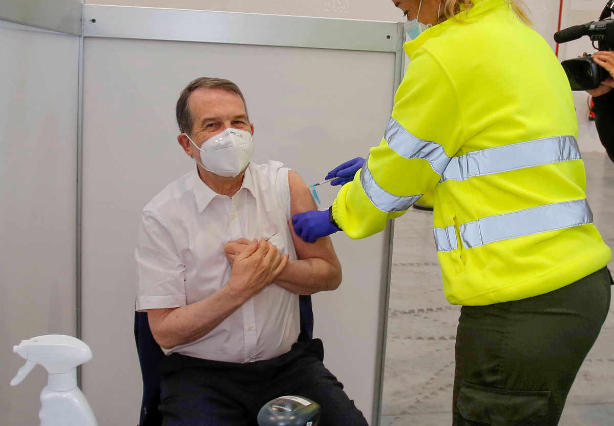 O alcalde de Vigo, Abel Caballero, recibe a primeira dose da vacina contra o Covid-19, ao 18 de abril de 2021, en Vigo, Galicia (España). Caballero recibiu este domingo a primeira dose en e