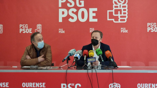 O secretario de Organización do PSOE ourensán, Juan Carlos Francisco Rivera, e o portavoz municipal e líder provincial, Rafael Rodríguez Villarino, na rolda de prensa