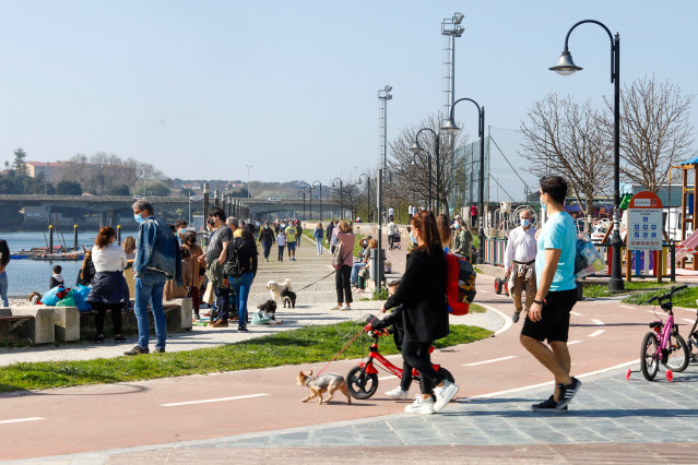 Arquivo - Varias persoas pasean no barrio de Bouzas, en Vigo, Galicia (España), ao 28 de febreiro de 2021.
