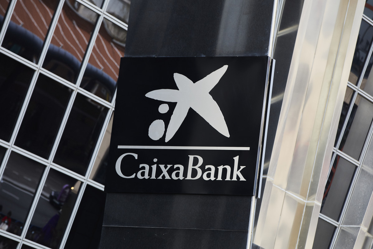 O logo de Caixabank tras a substitución polo de Bankia nas inmediacións das torres Kio, en Madrid (España), ao 27 de marzo de 2021.