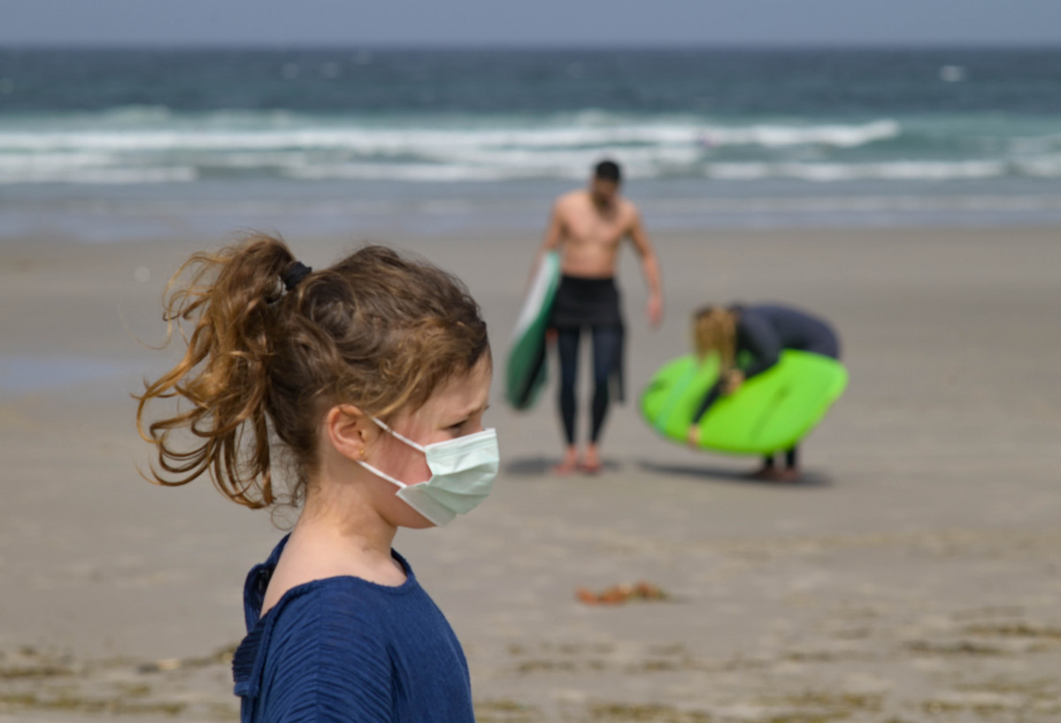 Unha nena leva unha máscara na Praia dás Salseiras, ao 3 de abril de 2021, no municipio da Laracha, A Coruña, Galicia (España).