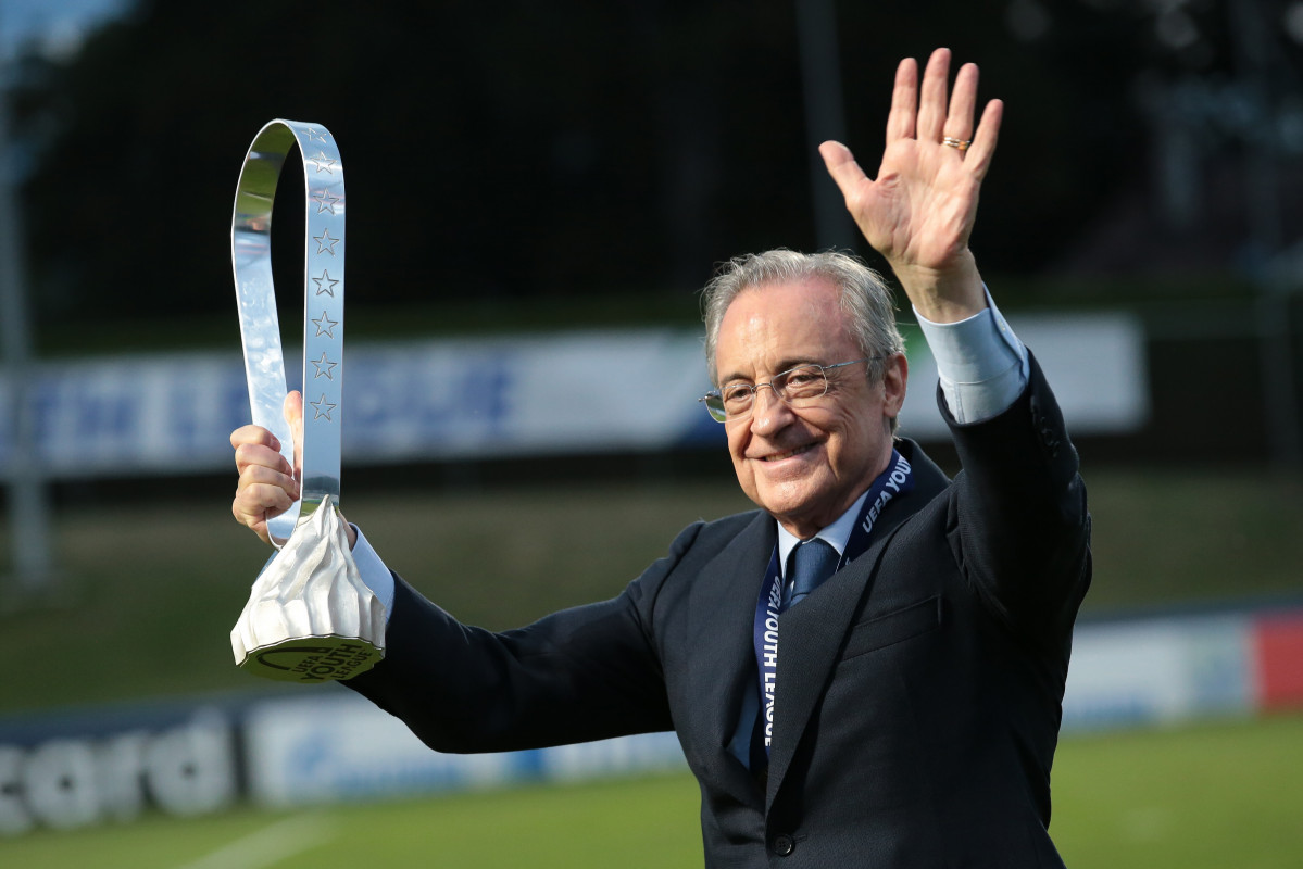 Arquivo - 25 August 2020, Switzerland, Nyon: Real Madrid president Florentino Perez celebrates with the UEFA Youth League trophy after Real Madrid's victory in the UEFA Youth League soccer match between SL Benfica Juniors and Real Madrid Xuvenil at Colovr