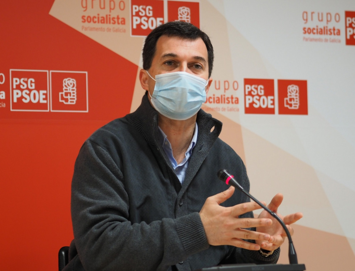 O secretario xeral do PSdeG, Gonzalo Caballero, en rolda de prensa ofrecida no Parlamento de Galicia