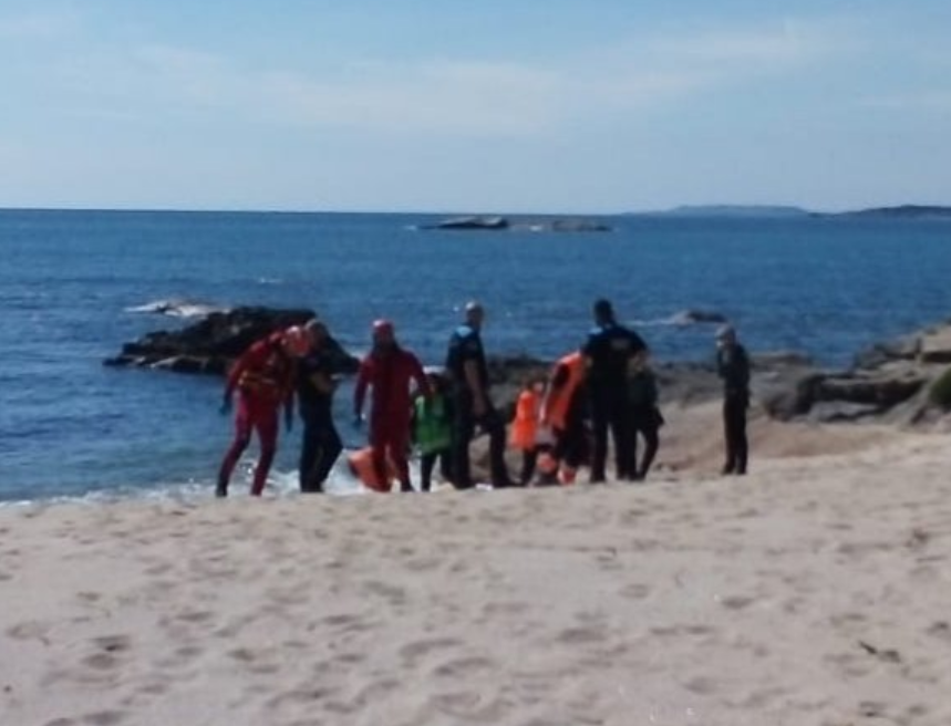 Rescate do corpo nunha praia nunha foto de SLXE Sanxenxo Twitter