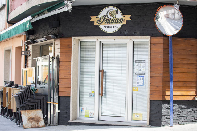 Un bar pechado no Grove, o día en que entrou en vigor o peche perimetral do municipio