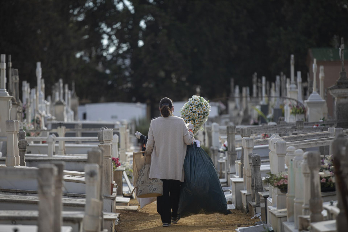 Archivo - Una mujer camina entre las lápidas del Cementerio de San Fernando, en Sevilla, Andalucía (España), a 28 de octubre de 2020. El 1 de noviembre, Día de Todos los Santos, los cementerios so