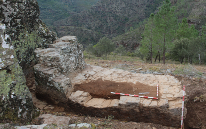 Cabana rectangular escavada no castro de Ou Castrillón en Larouco nunha foto de Xeitura Cooperativa