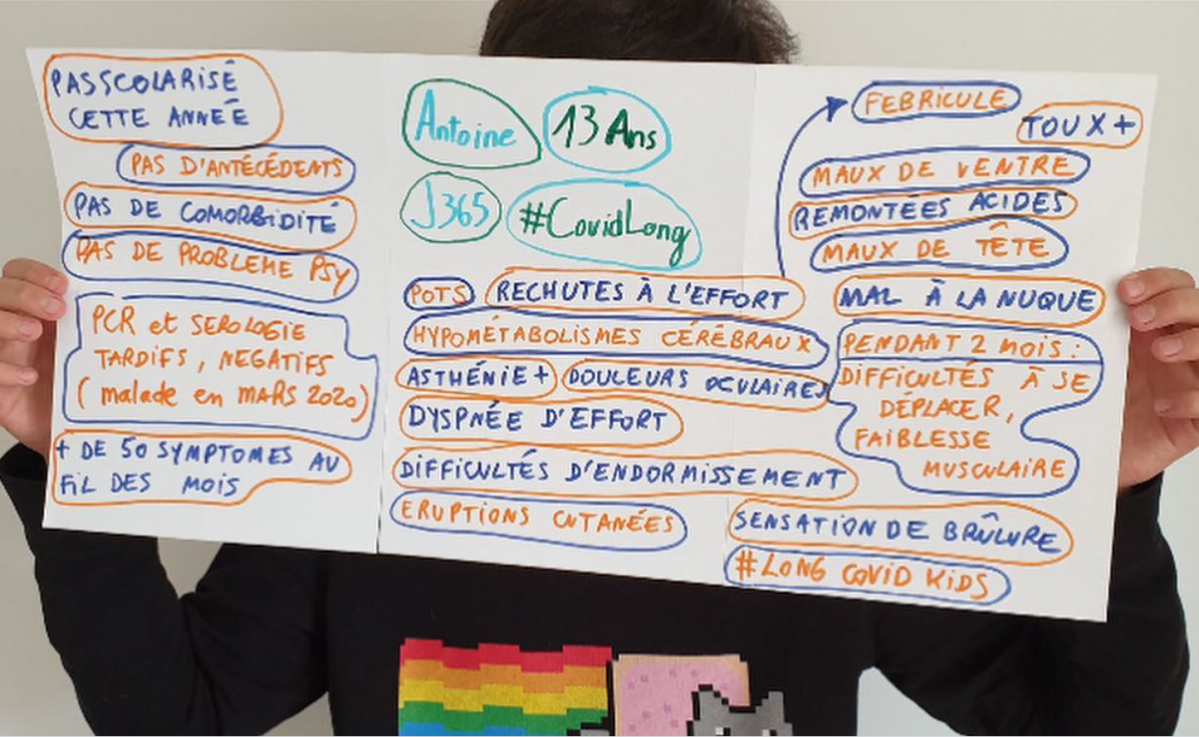 Un neno francés cun carte cos seus síntomas de covid persistente nunha imaxe do Twitter de Long Covid Kids