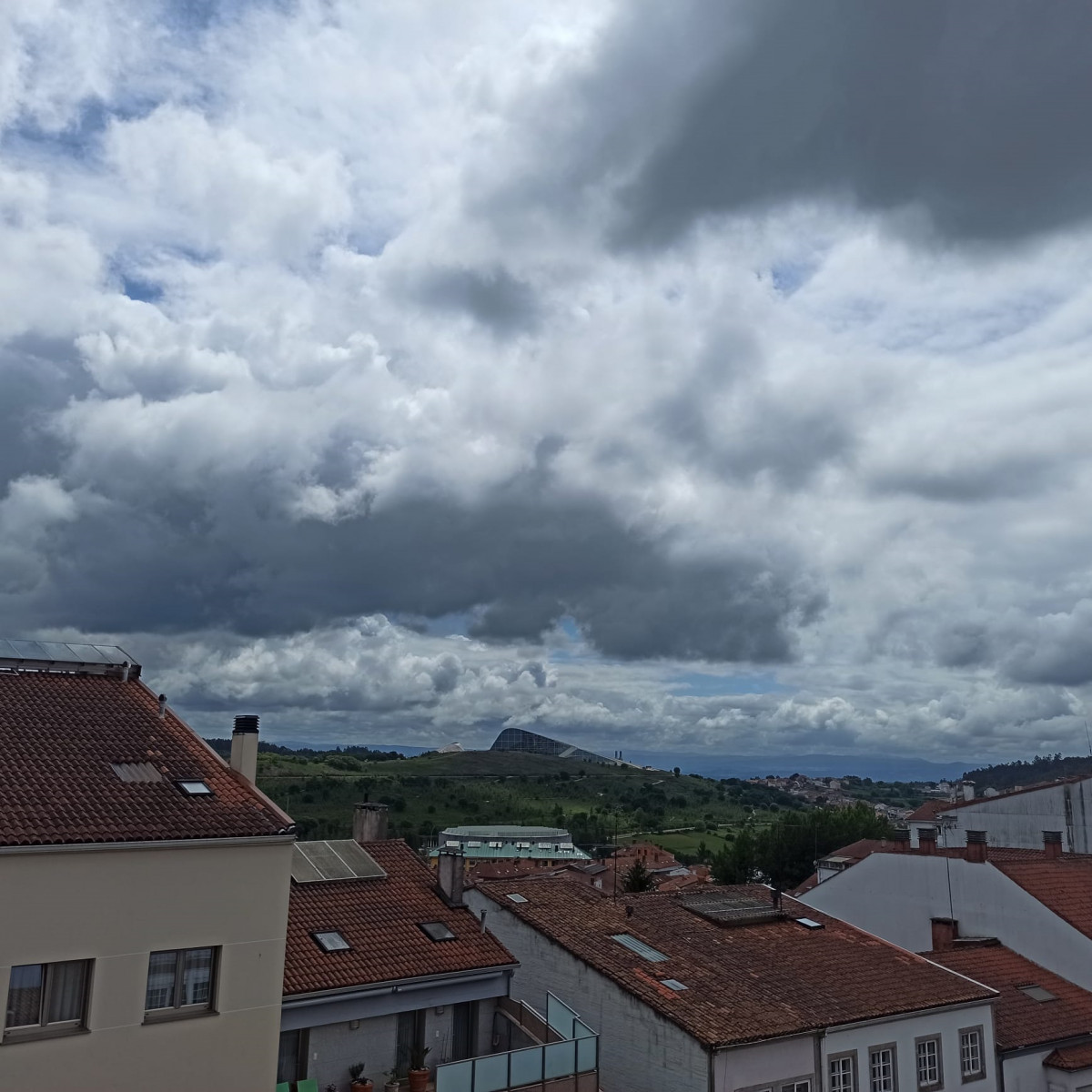 Jornada de nubes y claros en Santiago de Compostela, con chubascos intermitentes