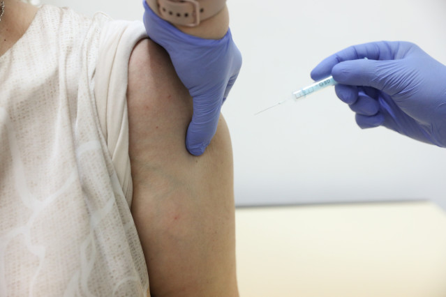 Unha persoa recibe a vacina contra o Covid.