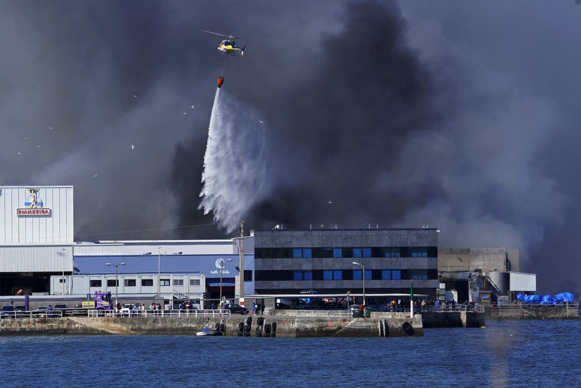Incendio nas instalacións da empresa Jealsa, ao 8 de maio de 2021, na parroquia de Abanqueiro, Boiro, A Coruña, Galicia (España). Segundo informaron fontes municipais, as chamas en dátaas