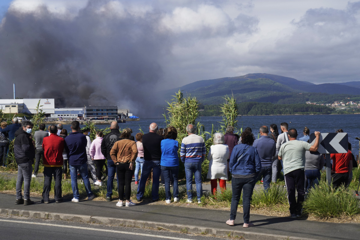 Incendio nas instalacións da empresa Jealsa, ao 8 de maio de 2021, na parroquia de Abanqueiro, Boiro, A Coruña, Galicia (España). Segundo informaron fontes municipais, as chamas nas