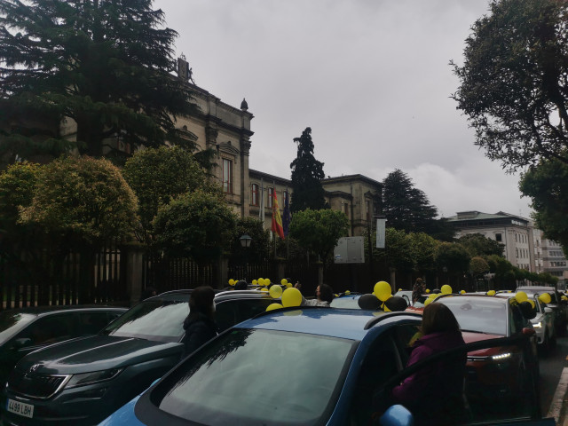 Caravana de coches convocada pola Plataforma de Traballadores Públicos Temporais en Fraude de Lei, fronte ao Parlamento de Galicia.