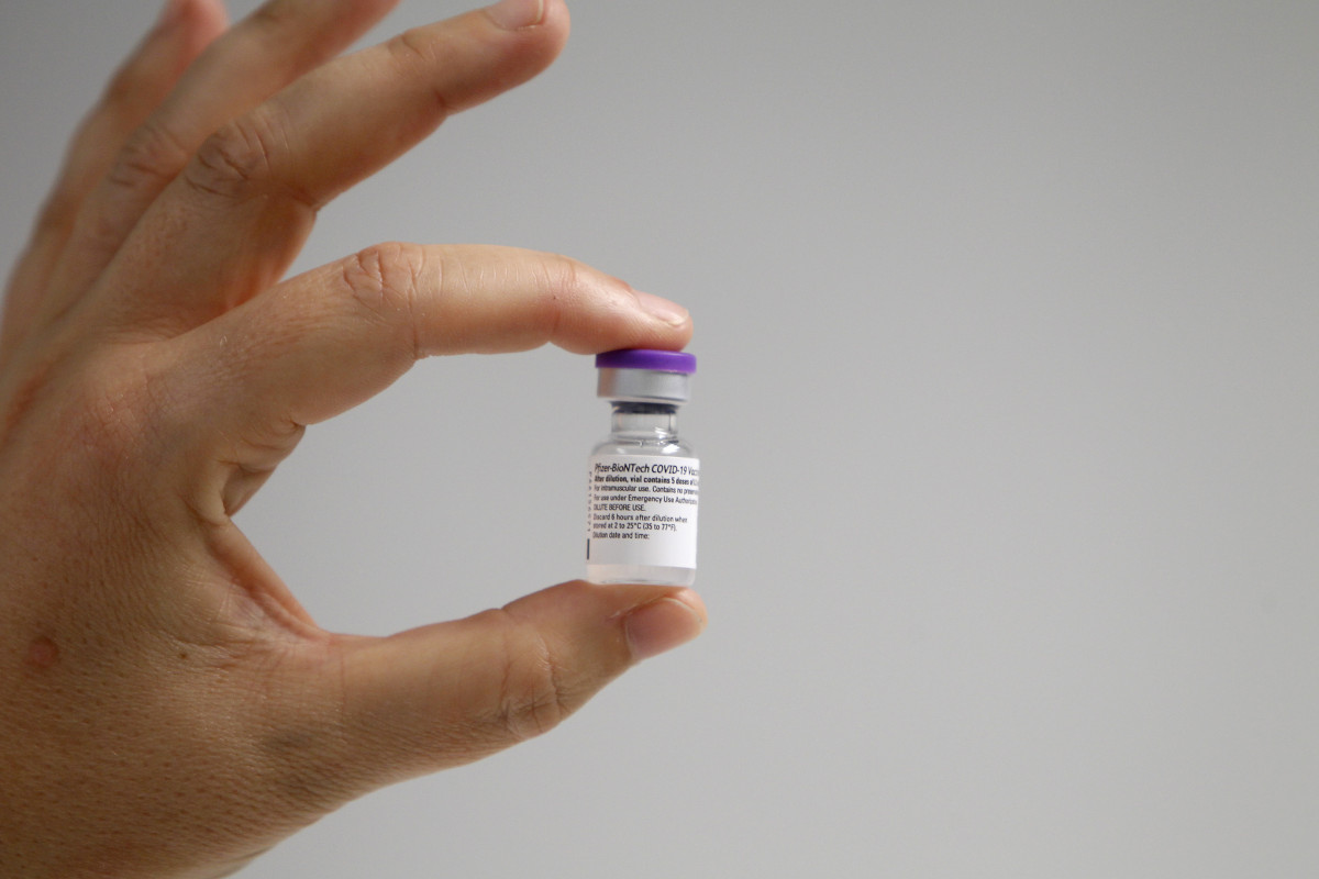 Arquivo - Unha enfermeira Mostra a vacina Pfizer-BioNtech contra o Covidien-19.