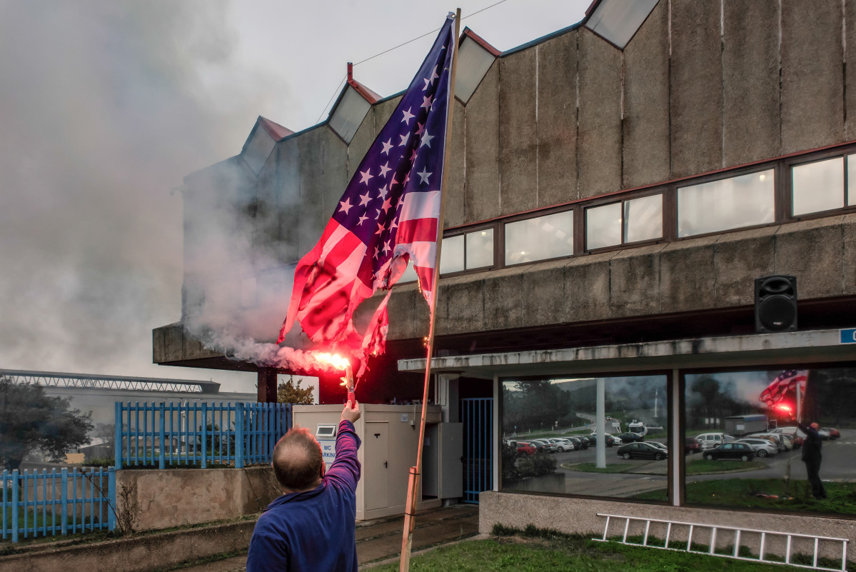 Arquivo - Un traballador de Alcoa San Cibrao queima unha bandeira de Estados Unidos diante da factoría tras coñecer a anulación do TSXG do ERE da empresa en Cervo, A Mariña, Lugo