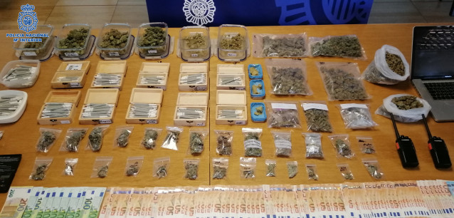 Efectos intervidos pola Policía Nacional cunha asociación cannábica usada como tapadeira para a venda de marihuana e haxix desmantelada en Santiago.