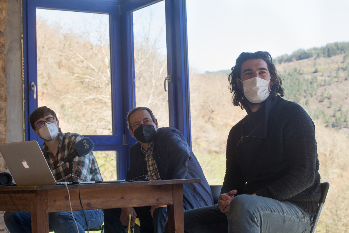 Arquivo - O cineasta Óliver Laxe (d) durante a presentación do proxecto audiovisual 'Gandería Heroica', en Navia de Suarna, Lugo, Galicia (España), ao 15 de marzo de 2021. Laxe, director da p