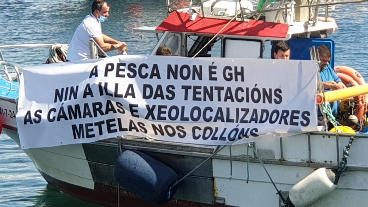 Protesta de pescadores gallegoso contra a geolocalizaciu00f3n nunha foto de @AlvaroJDiazMel1