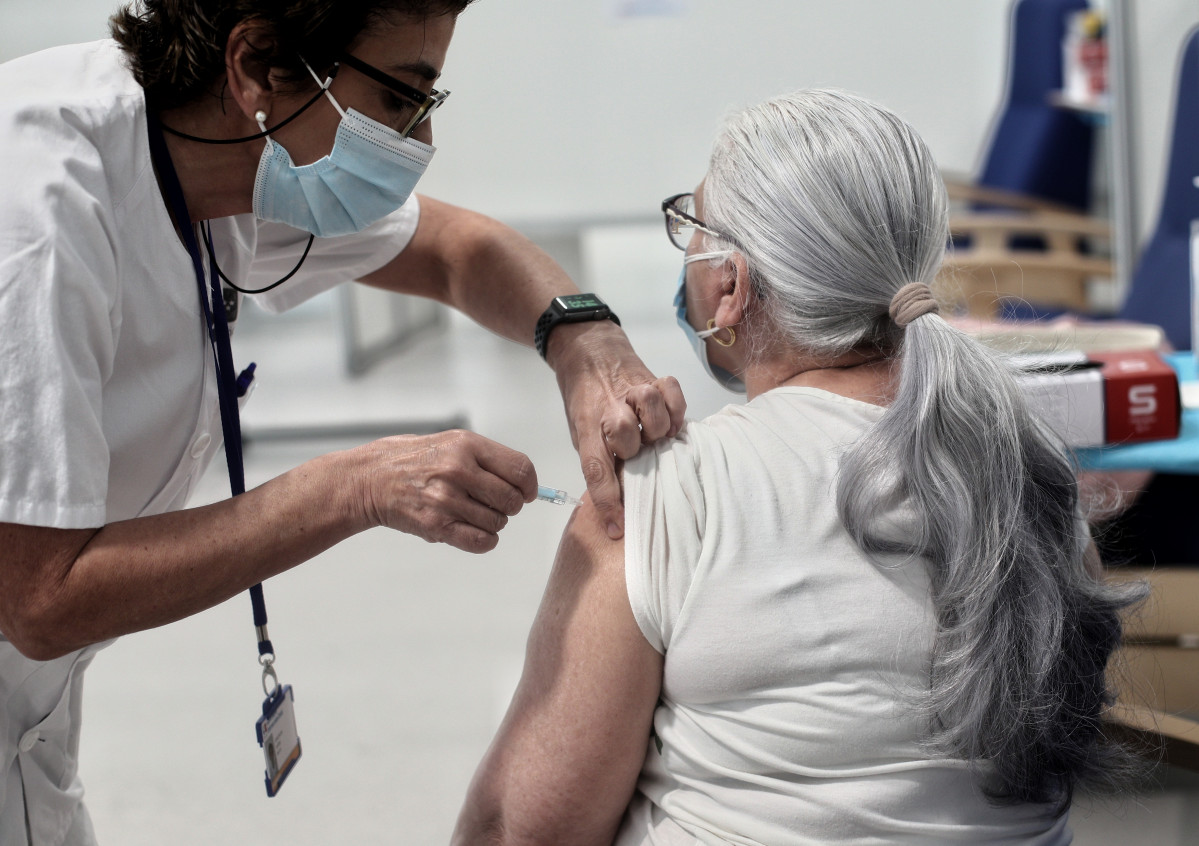 Arquivo - Unha muller é vacinada coa vacina de AstraZeneca contra o Covid-19 no Hospital de Emerxencias Enfermeira Isabel Zendal.
