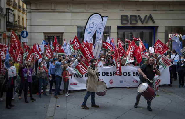 Traballadores de BBVA concéntranse ante unha das oficinas en contra dos despedimentos, ao 10 de maio de 2021, en Sevilla (Andalucía, España). En primeiro lugar a dirección de BBVA expuxo nun primeiro momento o despedimento de 3.798 persoas a nivel nacional, d