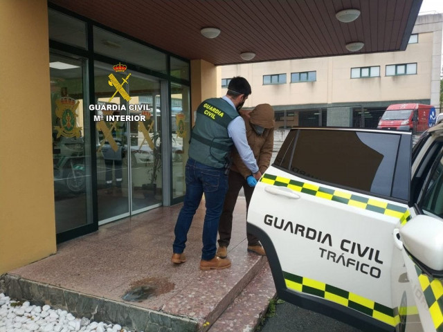 A Garda Civil detén en Santiago de Compostela a un individuo por presentarse ao carné de conducir co DNI do seu irmán.