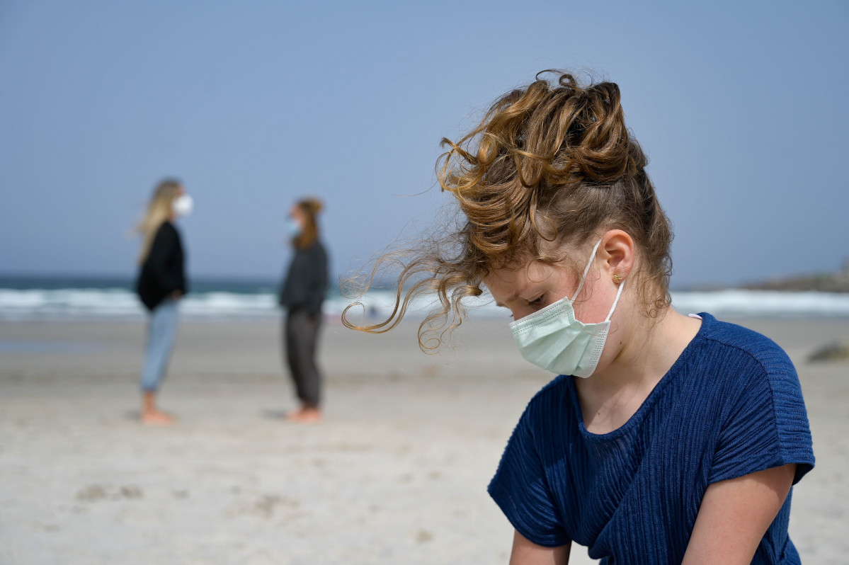 Arquivo - Unha nena leva unha máscara na Praia dás Salseiras, ao 3 de abril de 2021, no municipio da Laracha, A Coruña, Galicia (España). Desde o pasado mércores é obrigatorio o uso de máscaras en calquera espazo público, independienteme