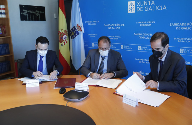 O conselleiro de Sanidade, Julio García Comesaña, asina convenios de colaboración cos presidentes dos colexios oficiais de farmacéuticos de Lugo e Ourense, Alejandro Sánchez Pérez-Mel e Santiago Leis Vence, respectivamente.